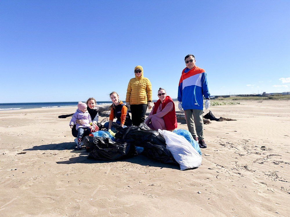 Молодые энергетики Сахалинэнерго очистили пляж в селе Стародубском